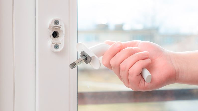 شکستن دستگیره پنجره - خدمات ساختمانی خانه اصفهان